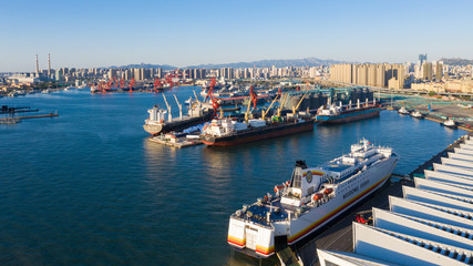 发挥大码头优势 11条40万吨级大船靠泊山东港口青岛港